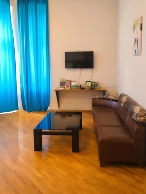 Apartamento premium, sacada, vista para a cidade | Área de estar