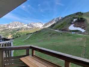 Eine Holzterrasse mit Blick auf eine gebirgige Landschaft.