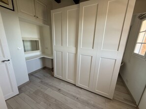 A room with a large wardrobe, a small window, and a built-in bench. - Mas with sea view - 3 guests (La Croix-Valmer)