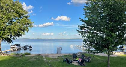 Inviting Lakefront Escape with Modern Comforts & High‑Speed Fiber