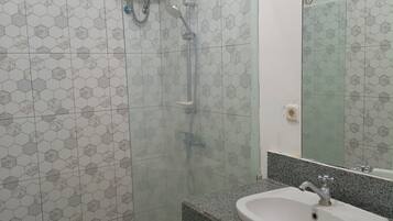 Deluxe Twin Room | Bathroom | Shower