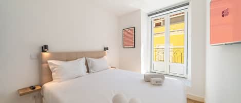 Escritorio, tabla de planchar con plancha, internet y ropa de cama