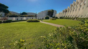 Une pelouse bien entretenue, un chemin et un bâtiment moderne doté d’une architecture originale.