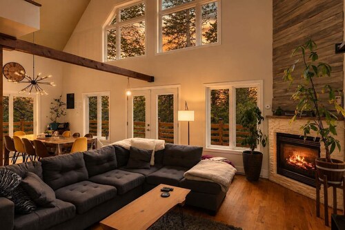 Chalet for 8 Guests | Hot Tub, Heated Pool & Games