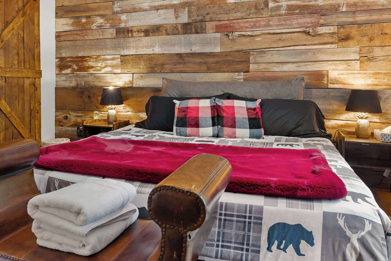 4 bedrooms, iron/ironing board, WiFi, bed sheets