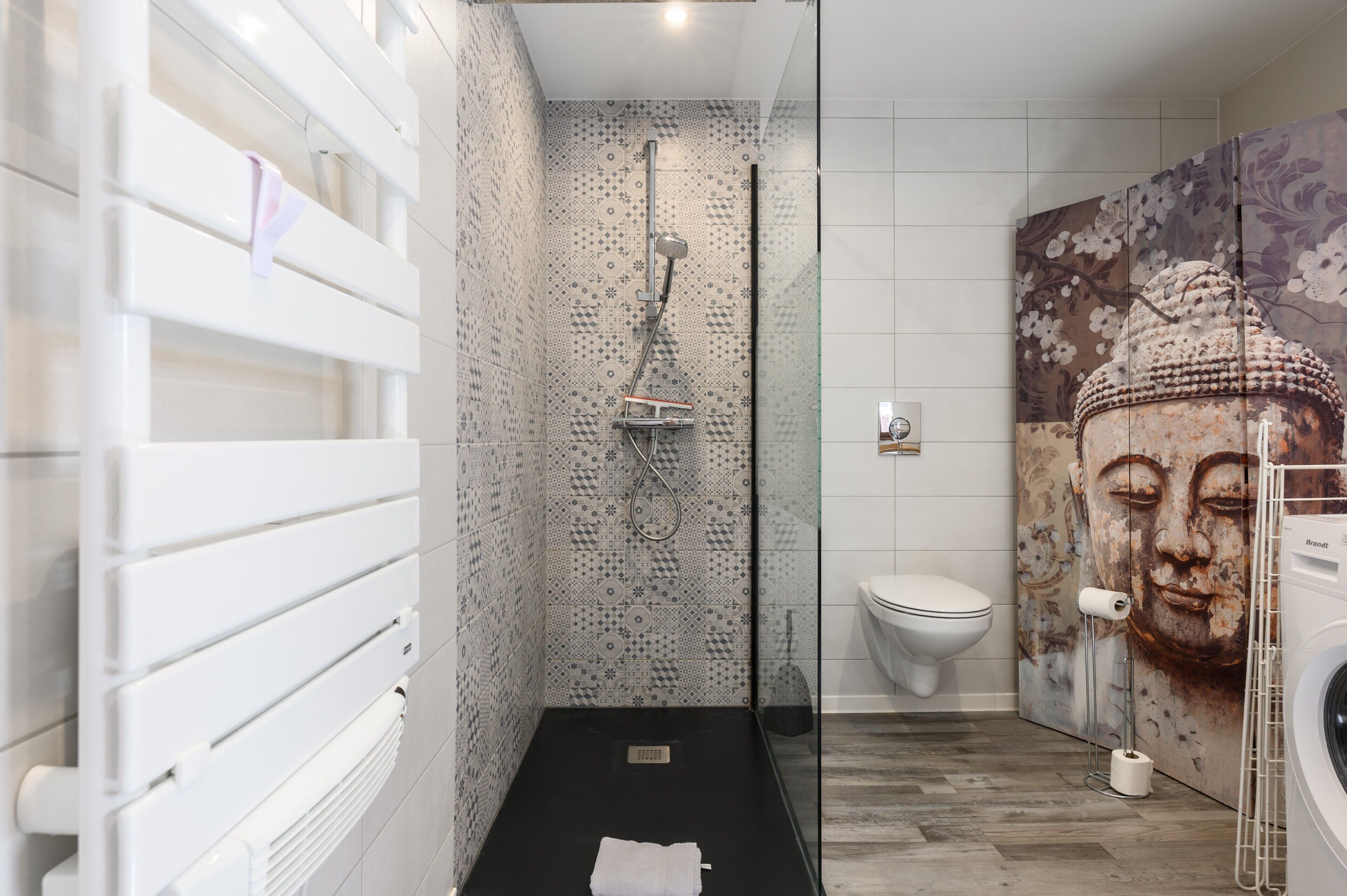 Douche, sèche-cheveux, serviettes fournies