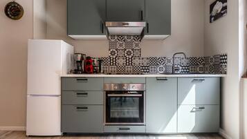 Coffee/tea maker, fridge, microwave, oven