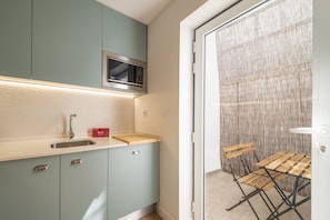 Wasserkocher mit Kaffee-/Teezubehör, Kühlschrank, Mikrowelle, Ofen