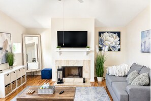 Living area - HTX hotspot: 3bd private & spacious townhome centrally located in Houston (Houston)