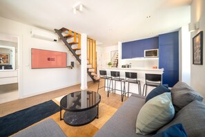 TV - GuestReady - Carolina Building: 1st Floor Right (Lisbon)
