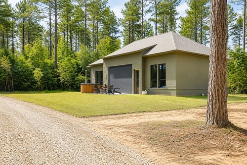 Private Luxury Farm Retreat · Wood-Fired Hot Tub · 250 Acres · Real Farm Life