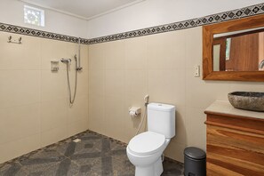 A bathroom with a shower, toilet, and sink. - Belvilla near Sampalan Beach formerly Ar (Penida Island)