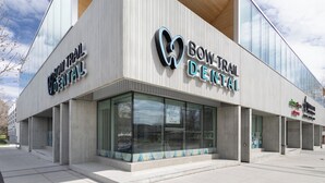 Un edificio moderno con un letrero que dice 'Bow Trail Dental'.