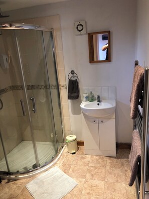 Shower, hair dryer, towels, soap - Country Annex Retreat - Pet friendly - Near Harwich Ferry - Secure gated parking (Tendring)