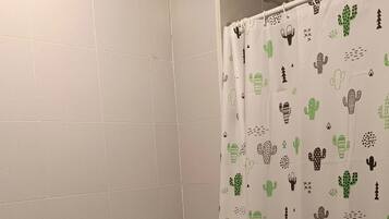Habitación doble | Baño | Regadera, secadora de cabello, toallas, jabón