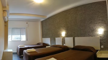 Driepersoonskamer, 3 eenpersoonsbedden | Gratis wifi