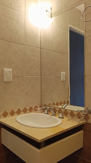 Zweibettzimmer | Badezimmer | Dusche, Haartrockner, Handtücher, Seife
