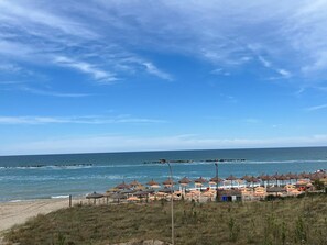A beach with umbrellas and a view of the ocean. - WoW Sea view 2-bedroom in lovely Campomarino Lido at the beach! (Campomarino Lido)