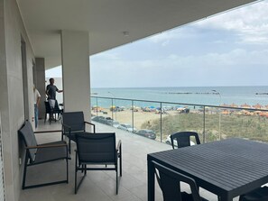 Outdoor dining - WoW Sea view 2-bedroom in lovely Campomarino Lido at the beach! (Campomarino Lido)