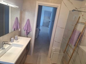 Bathroom - WoW Sea view 2-bedroom in lovely Campomarino Lido at the beach! (Campomarino Lido)