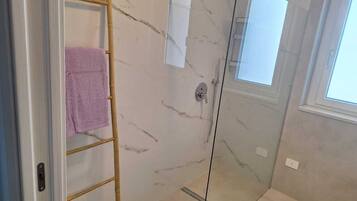 Asciugacapelli, bidet, asciugamani, sapone