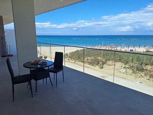 WoW Sea view 2-bedroom in lovely Campomarino Lido at the beach!