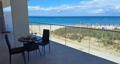 WoW Sea view 2-bedroom in lovely Campomarino Lido at the beach!