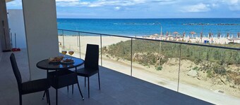 WoW Sea view 2-bedroom in lovely Campomarino Lido at the beach!