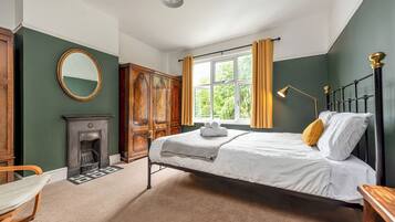 4 bedrooms, iron/ironing board, free WiFi, bed sheets