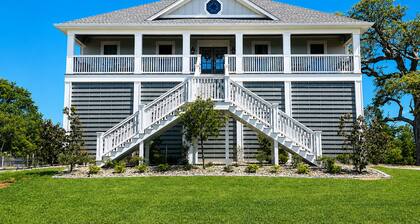 Cozy 4 bedroom home in Biloxi, MS. Close to boating, shopping, casinos & more!