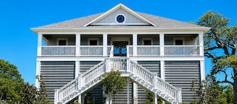 Cozy 4 bedroom home in Biloxi, MS. Close to boating, shopping, casinos & more!