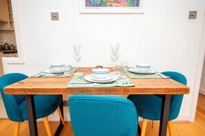 Dining - Colourful Highbury Flat near Emirates Stadium - Pass the Keys (London)