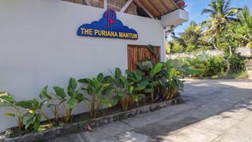 Un edificio con un letrero que dice 'The Puriana Mantun'.