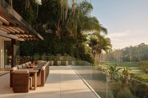 Outdoor dining - Bel-Air Architectural Estate (Los Angeles)