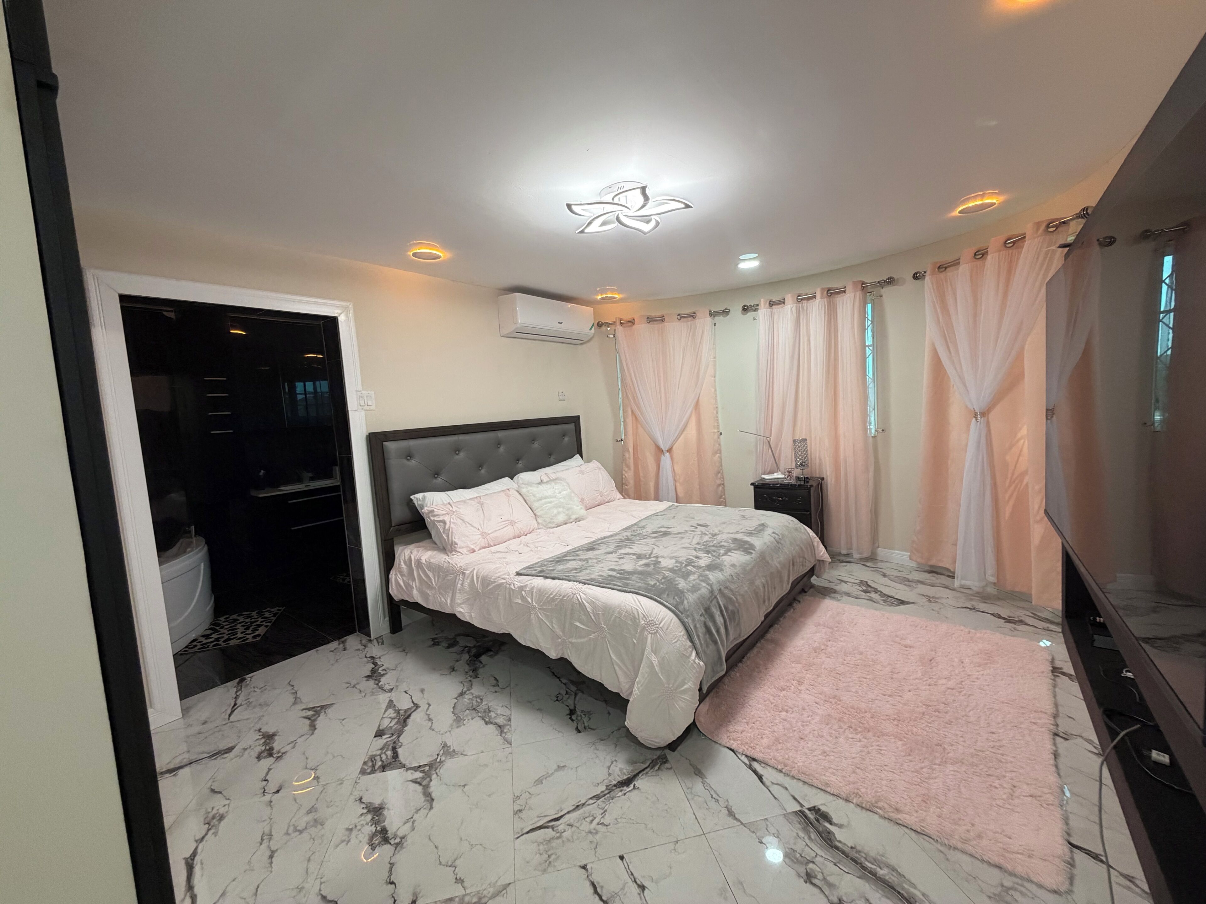 3 quartos, ferros/tábuas de passar roupa, Wi-Fi, roupa de cama