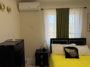 3 habitaciones, tabla de planchar con plancha, wifi y ropa de cama 