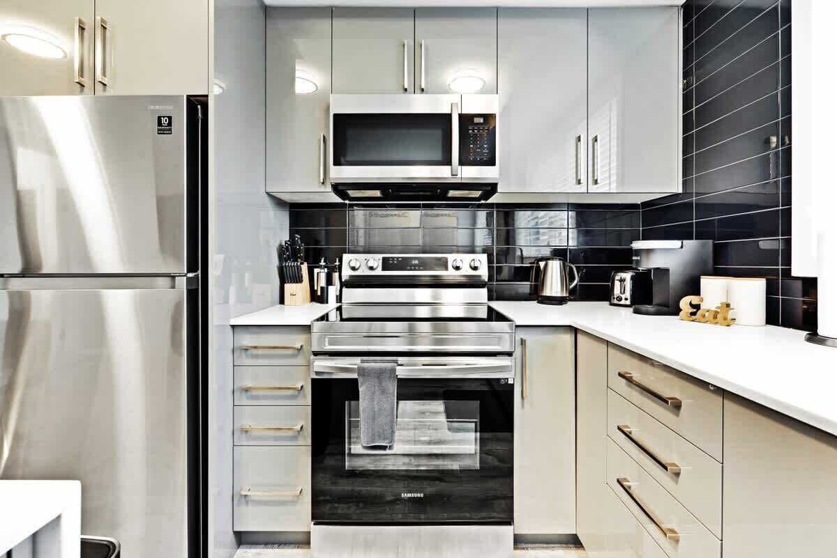 Refrigerador, microondas, horno y parrilla de estufa 