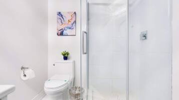 Douche, séchoir à cheveux, shampooing