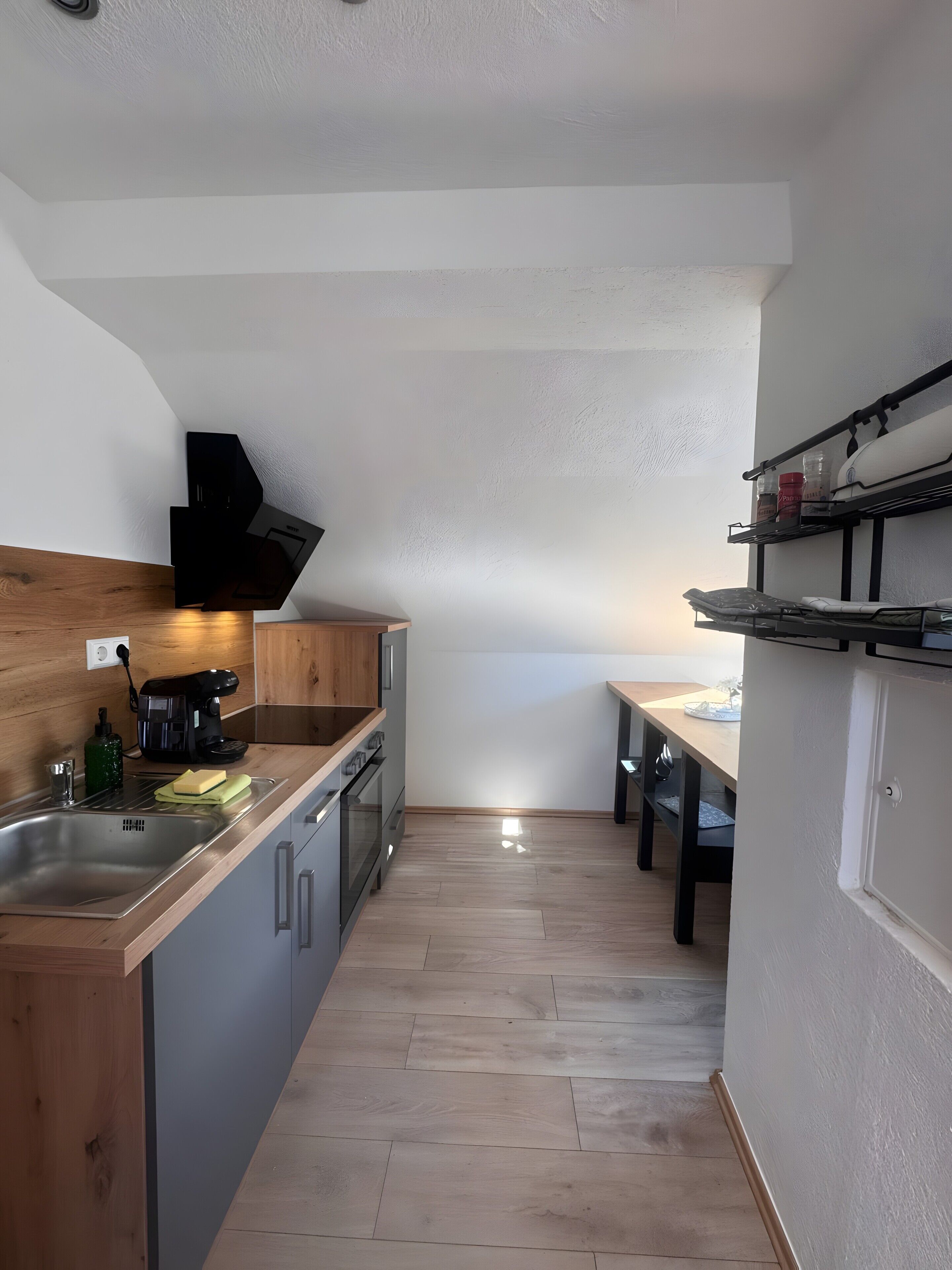 Wasserkocher mit Kaffee-/Teezubehör, Kühlschrank, Ofen, Herdplatte