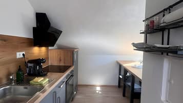 Wasserkocher mit Kaffee-/Teezubehör, Kühlschrank, Ofen, Herdplatte