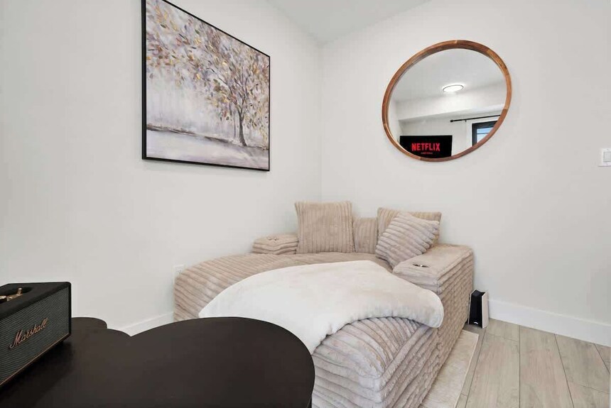 Spacious 2-bedroom Suite, Mins To The Falls, Parking & Sleeps 5! - Niagara Falls