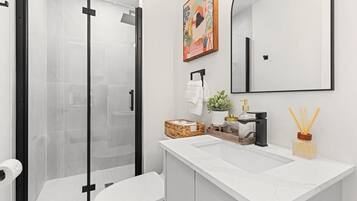 Douche, séchoir à cheveux, shampooing