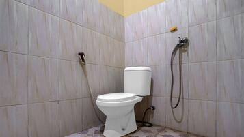 Standard Twin Room | Bathroom | Shower, towels