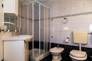 Bidet, serviettes fournies