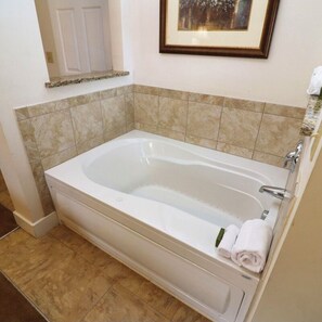 Bathroom - 1-BR Penthouse in Kingscreek Estates. Sleeps 4. Close to popular attractions. (Williamsburg)