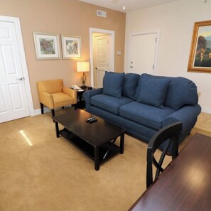 Living area - 1-BR Penthouse in Kingscreek Estates. Sleeps 4. Close to popular attractions. (Williamsburg)