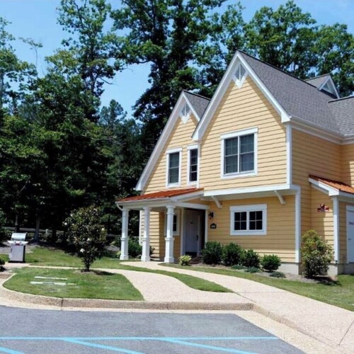 1-BR Penthouse in Estates at KingscreekWilliamsburg. Ideal for local attractions