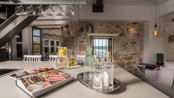 House, Patio, Sea View | In-room dining