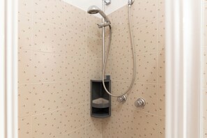 Dutxa, assecador de cabells, bidet i tovalloles 