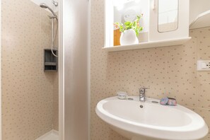 Douche, sèche-cheveux, bidet, serviettes fournies